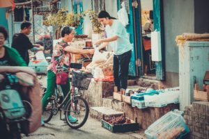 inlingua blog_woman buying fresh produce_using pictures to teach