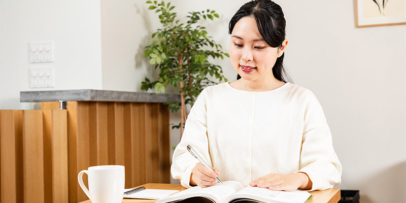 Woman learning a language and doing an exercise in writing
