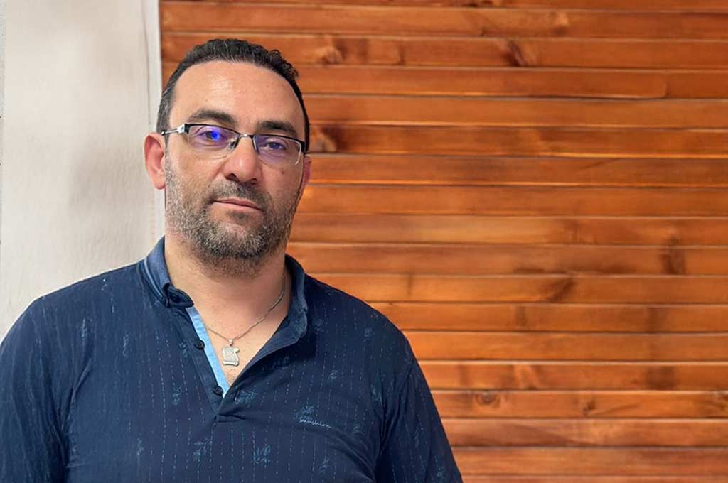 Saif Haif, owner of inlingua Hammamet, Portrait picture, wearing a blue polo shirt and glasses