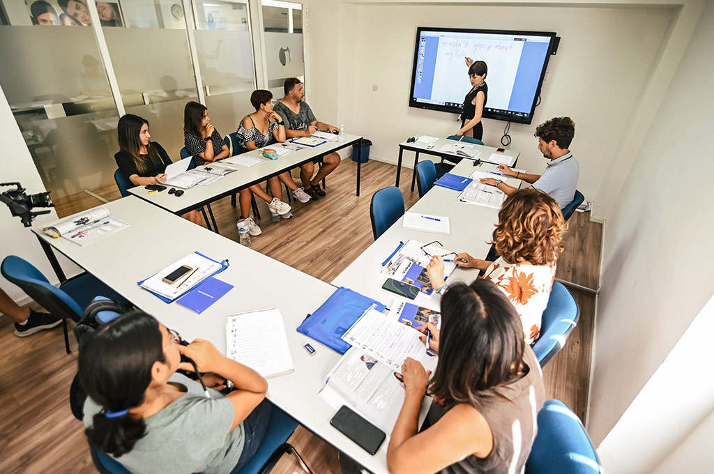 Classroom at inlingua Malta with a trainer and a few learners.