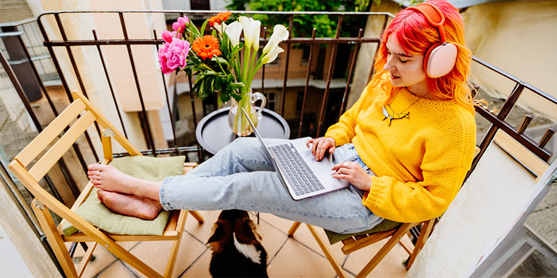Woman learning a language online at home with headphones - flexible language learning with digital tools