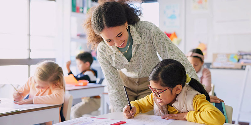 Trainer providing personalized support during a language learning lesson