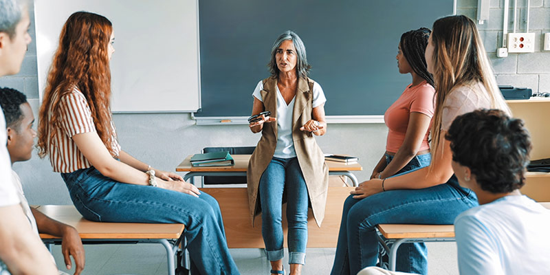 Language trainer encouraging active communication in an interactive classroom environment