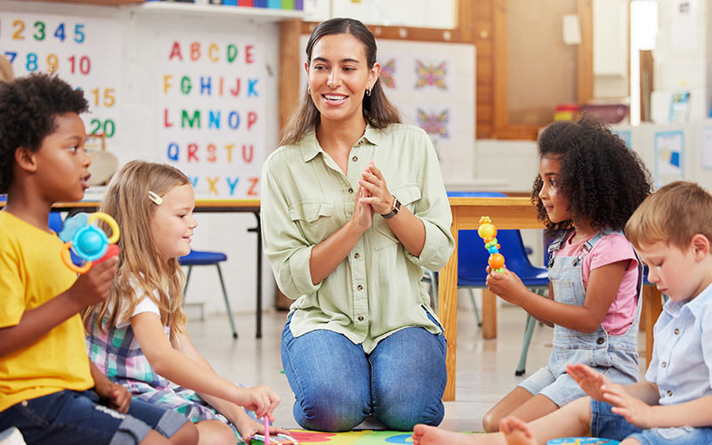 Young children learning a foreign language through play-based activities with a language trainer