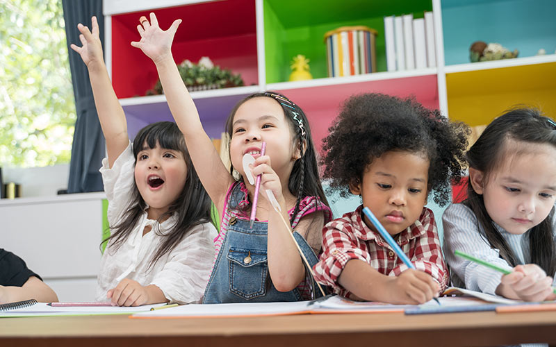 Young children learning English through interactive, play-based activities that support early bilingual development