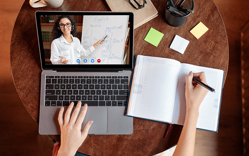 Online language lesson with live instruction and active learner participation