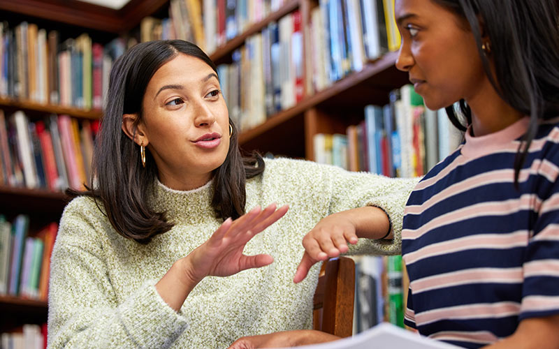 Language trainer giving personalized feedback during a face-to-face lesson to build real communication skills beyond AI