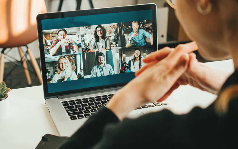 Online language training tailored to learners' proficiency and learning goals