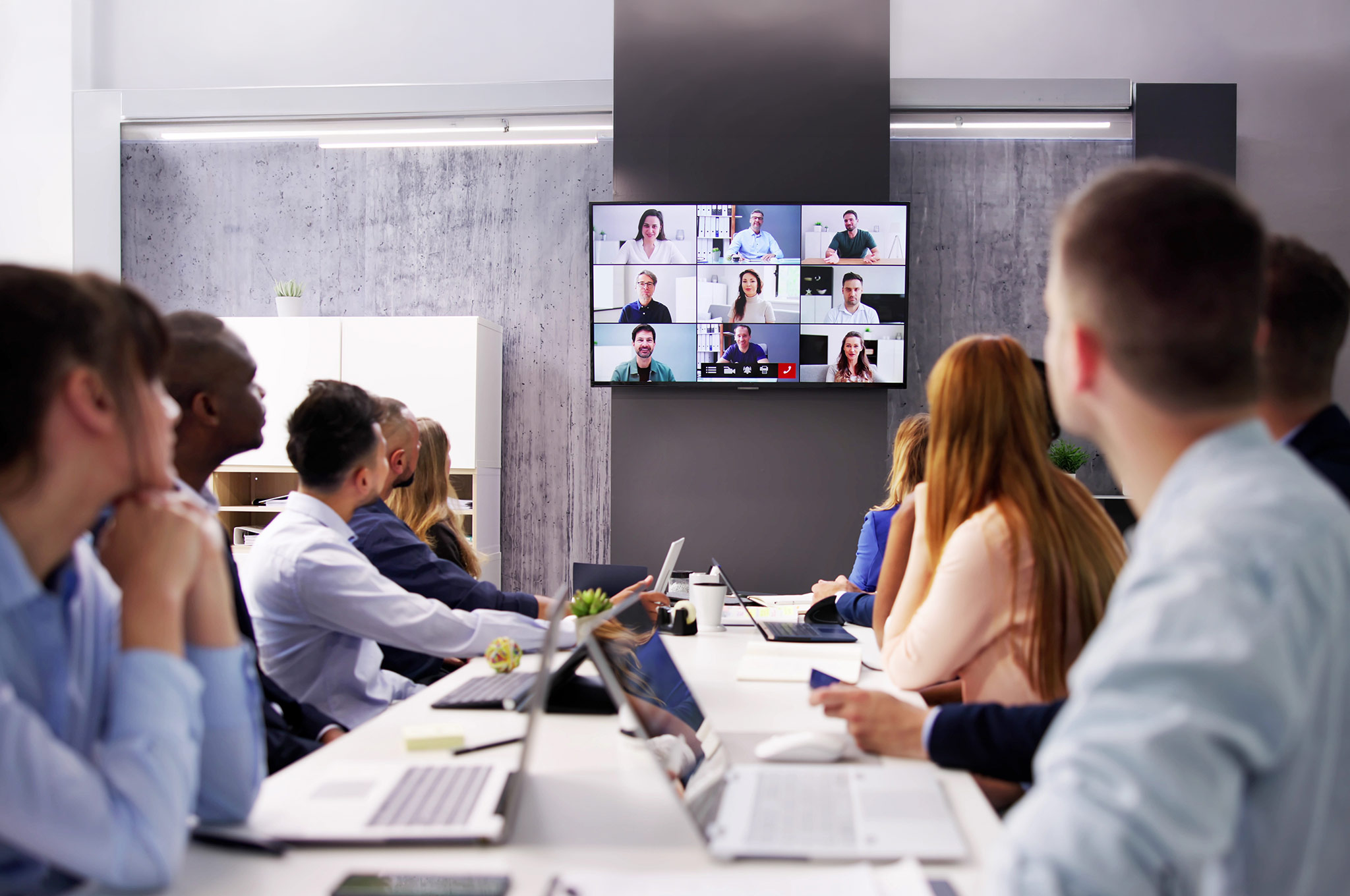 Hybrid language learning combining in-class participants with learners joining online