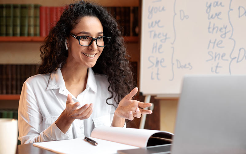 Trainer leading an interactive virtual language class focused on active communication