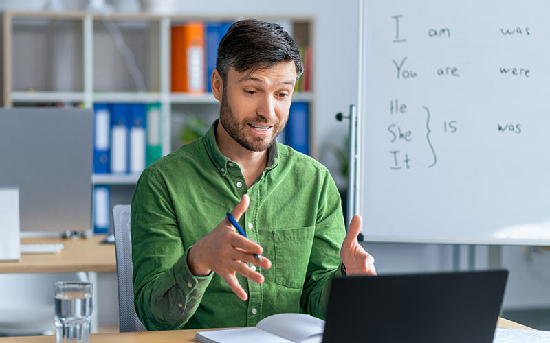 Trainer providing personalized guidance during an online language lesson