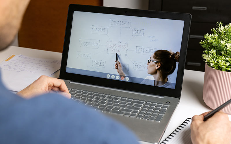 Learner following a virtual language lesson with a trainer using a digital whiteboard