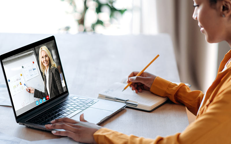 Learner receiving real-time feedback from a trainer during a live virtual language class