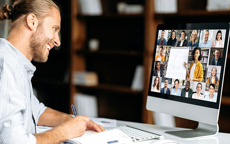 Learner participating in a live virtual language class with an online trainer and classmates