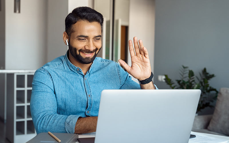 Learner participating in a live online language lesson as part of a flexible learning routine
