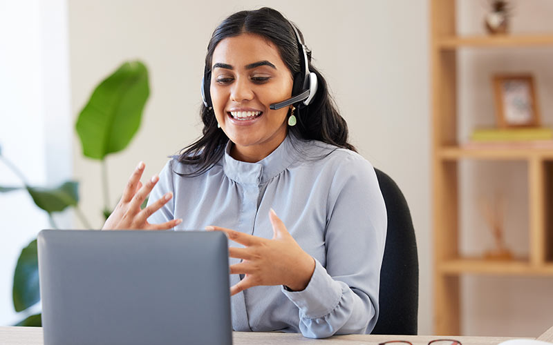 Trainer using a proven teaching method to engage learners in an online language lesson