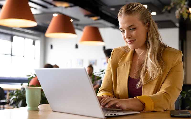 Employee fitting online language learning into a busy work schedule