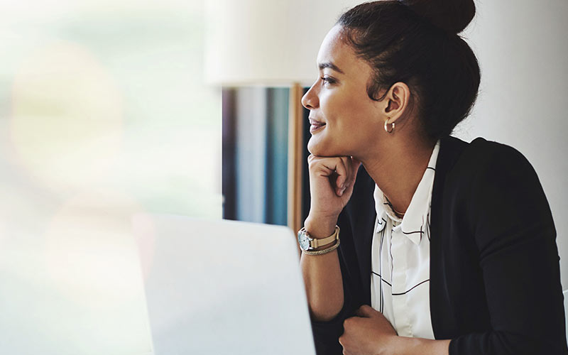 Learner choosing the right online language course to achieve her personal and professional goals