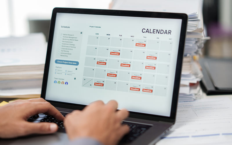 Learner using an online platform to manage schedules and stay organized while learning a language