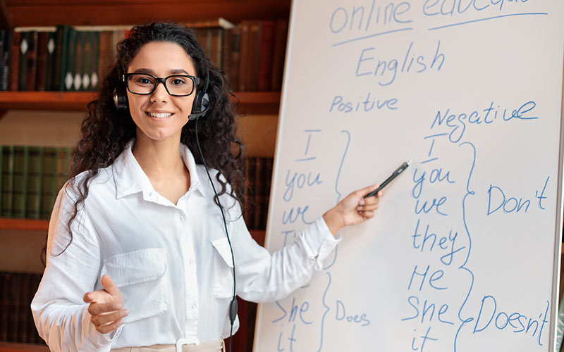 Online language trainer teaching English to support continued learning with inlingua plus