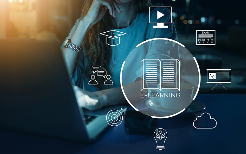 Learner using connected digital tools for an integrated e-learning experience