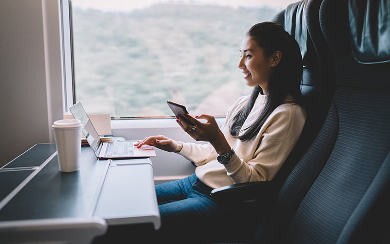 Learner using digital tools to continue language learning while traveling
