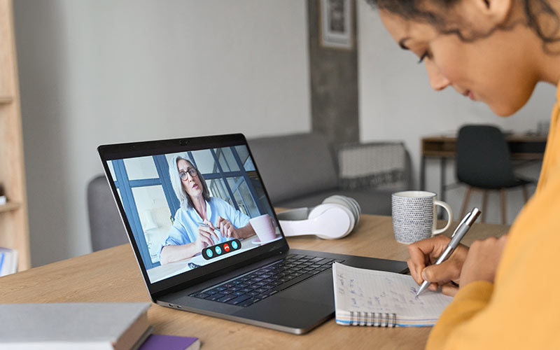 Learner improving language fluency during a live online coaching session with a trainer
