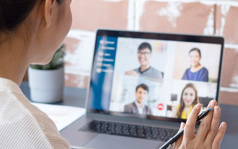 Learner practicing real-time conversation with other participants in an inlingua virtual classroom